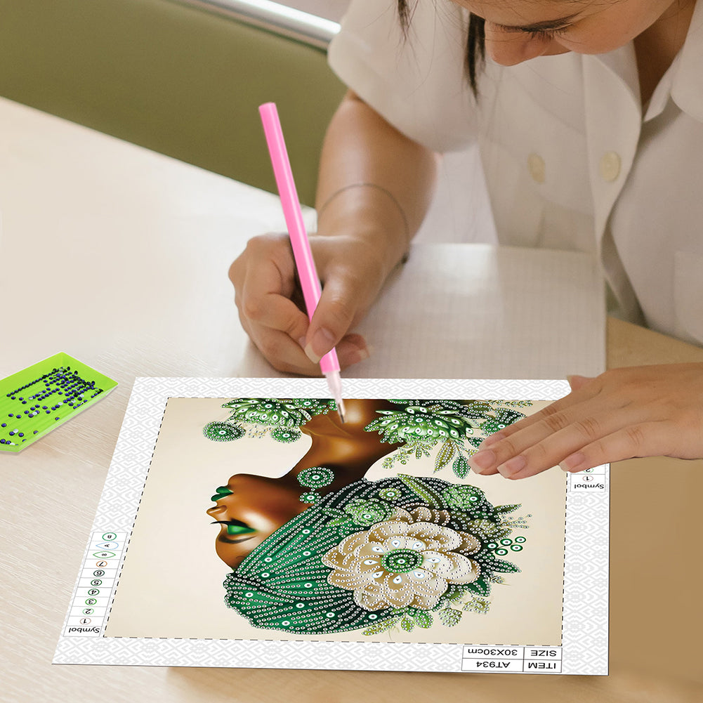 Elegant Woman - Special Shaped Drill Diamond Painting 30*30CM